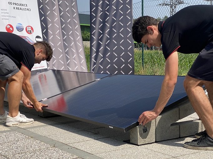 Montage van panelen op betonblokken